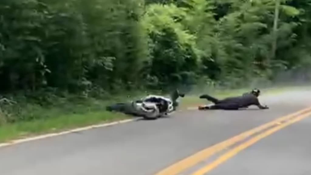 VÍDEO: Motociclista derrapa em curva em morro de Governador Celso Ramos