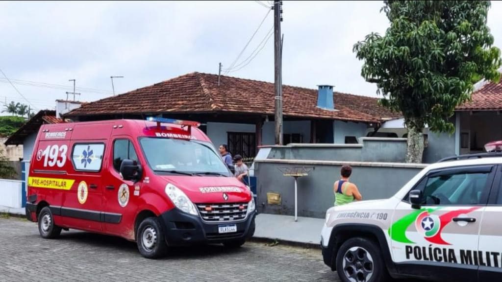 Homem é encontrado morto dentro de residência com faca cravada no pescoço