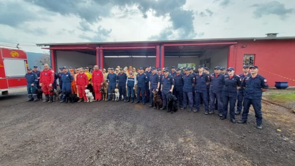 Mais bombeiros de SC são enviados para ajudar no RS após aumento de mortes