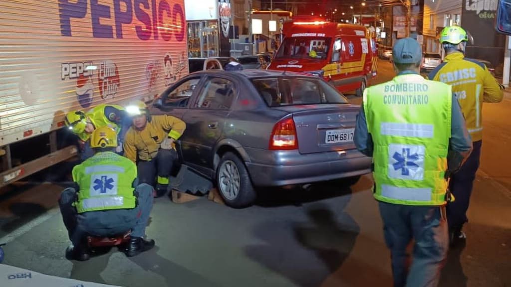 Motorista é atingido pelo próprio carro ao tentar fazê-lo “pegar no tranco”