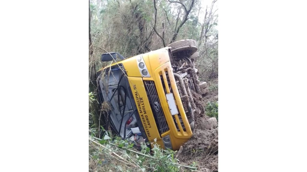 Motorista de ônibus escolar perde o controle da direção e tomba em SC