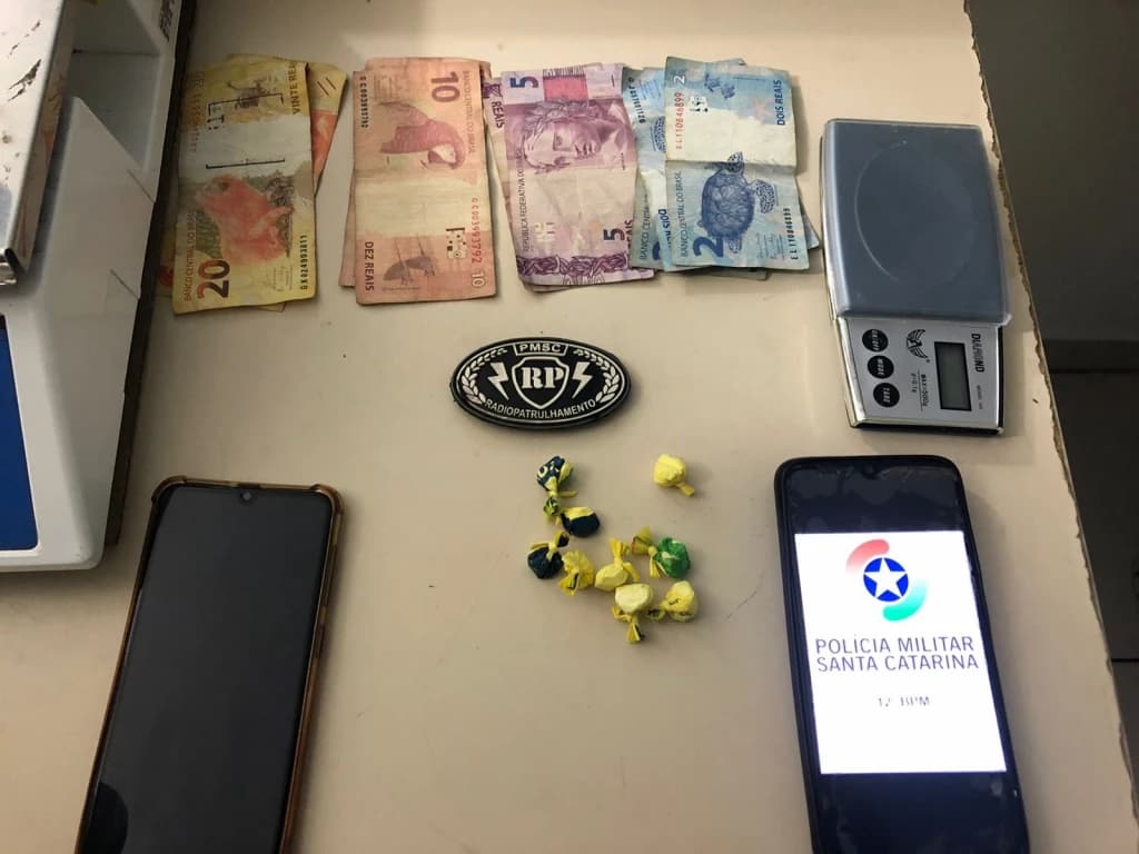 TIJUCAS: Traficante joga drogas no rio para tentar fugir da PM