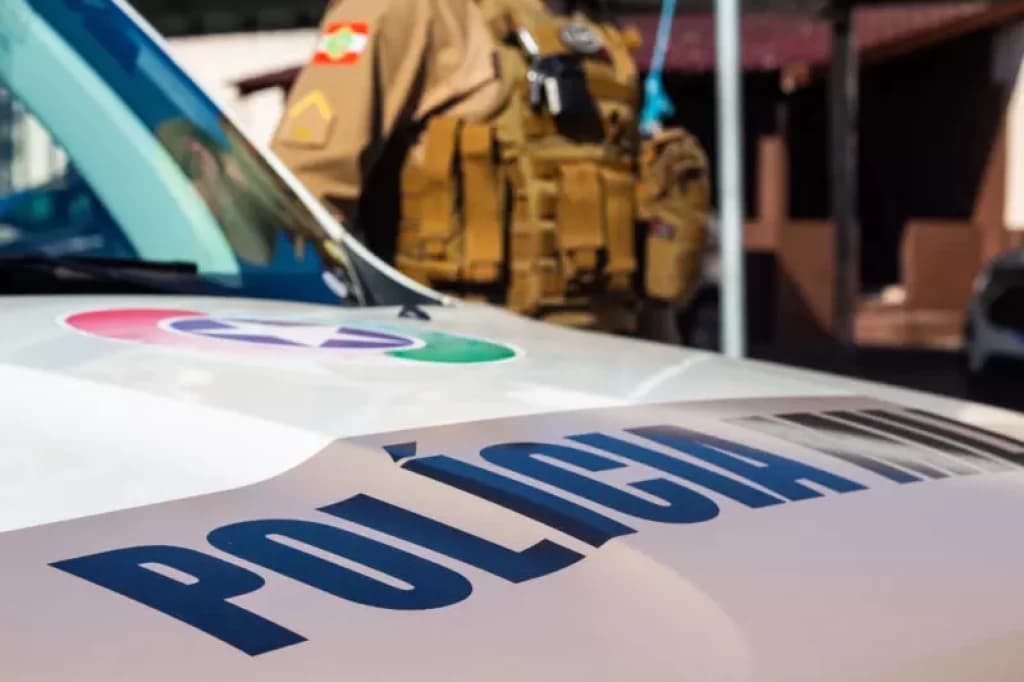 Idoso embriagado chega falando de política e saca arma dentro de colégio em SC
