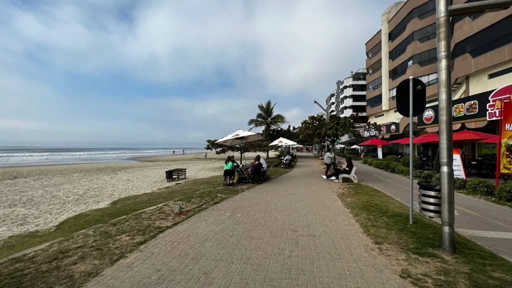 Faixa de areia da Meia Praia será alargada
