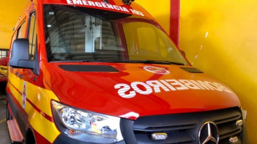 Mulher vai parar no hospital após ser agredida a pauladas pelo vizinho