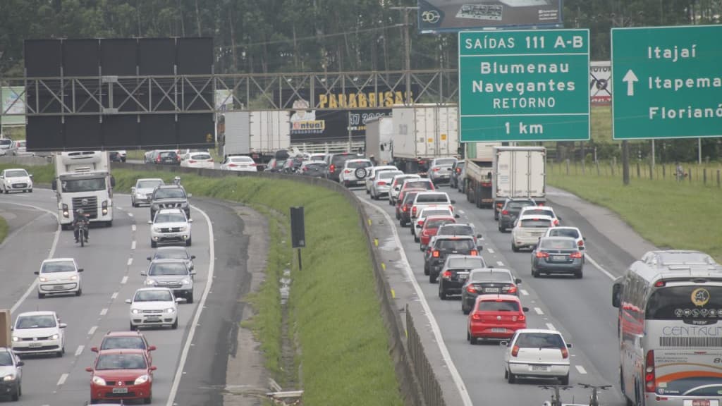 Movimento na BR-101 pode crescer 139% durante o verão em SC