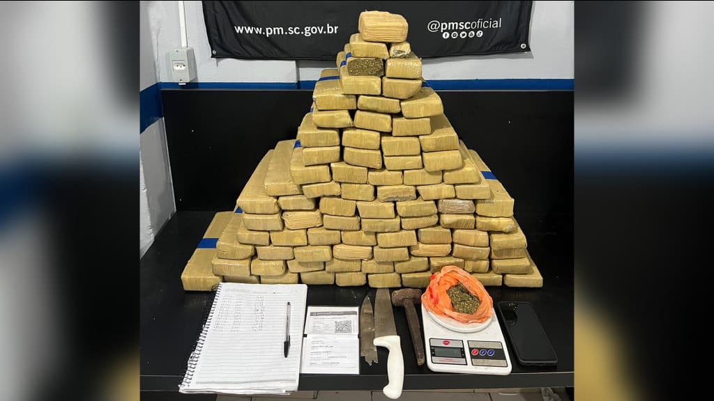 PM apreende grande quantidade de drogas após perseguição em Camboriú