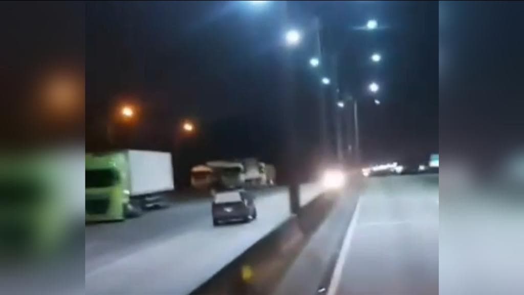Carro é flagrado na contramão em frente ao posto da PRF, em Barra Velha