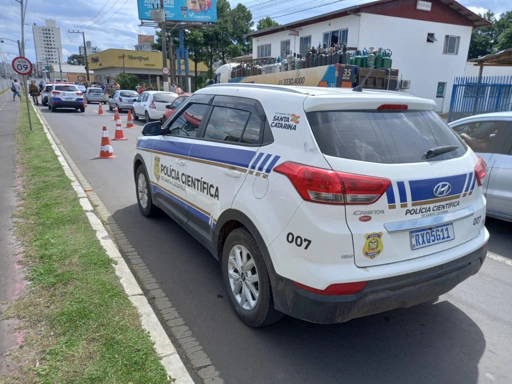 TRAGÉDIA: Motociclista morre após grave acidente com caminhão