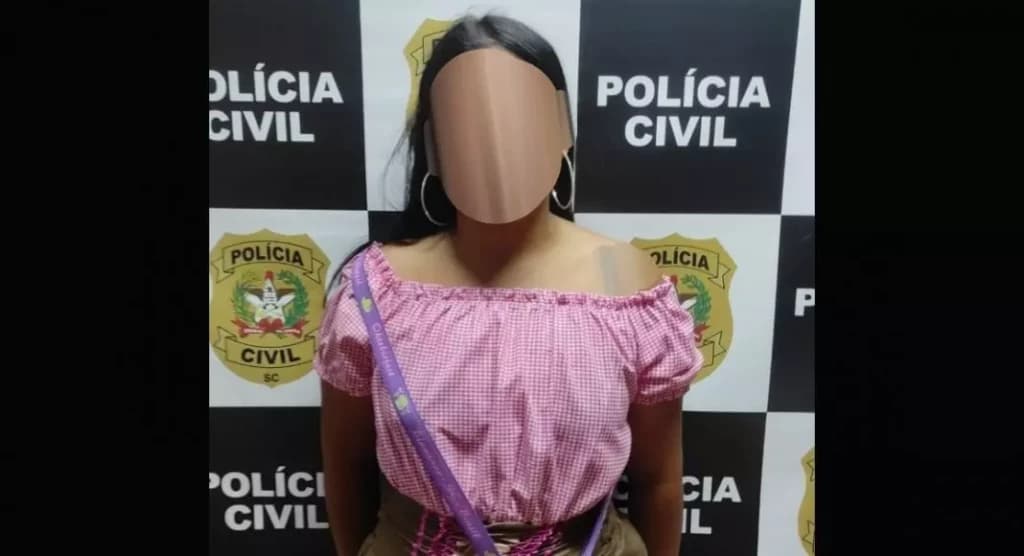 Frida ladra faz a limpa em celulares durante “trenzinho” na Oktoberfest