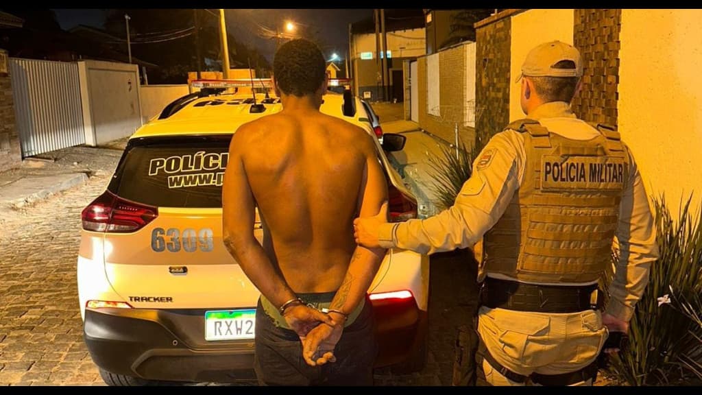 Homem tenta matar mãe, tio e avó e é preso com canivete no ânus, em Tijucas