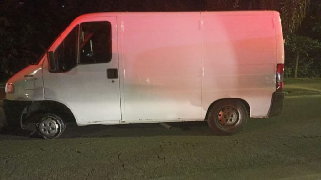 Homem fura bloqueio, troca tiros com a PM e termina preso após furtar carga de pneus