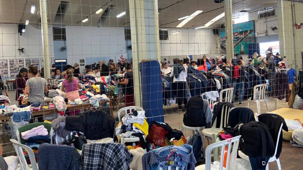 Rio Grande do Sul enfrenta aumento de desalojados devido a enchentes; número sobe para 327 mil