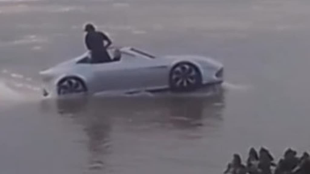 Em Itajaí, carros de luxo são como lancha