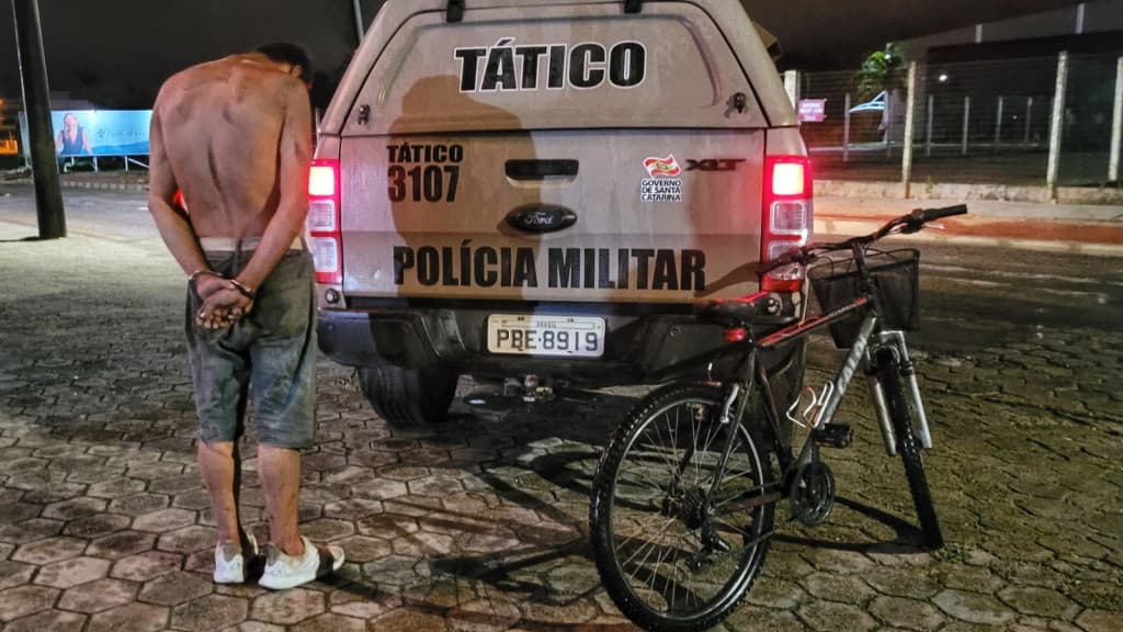Foragido furta botijão de gás e bicicleta em Tijucas e acaba atrás das grades