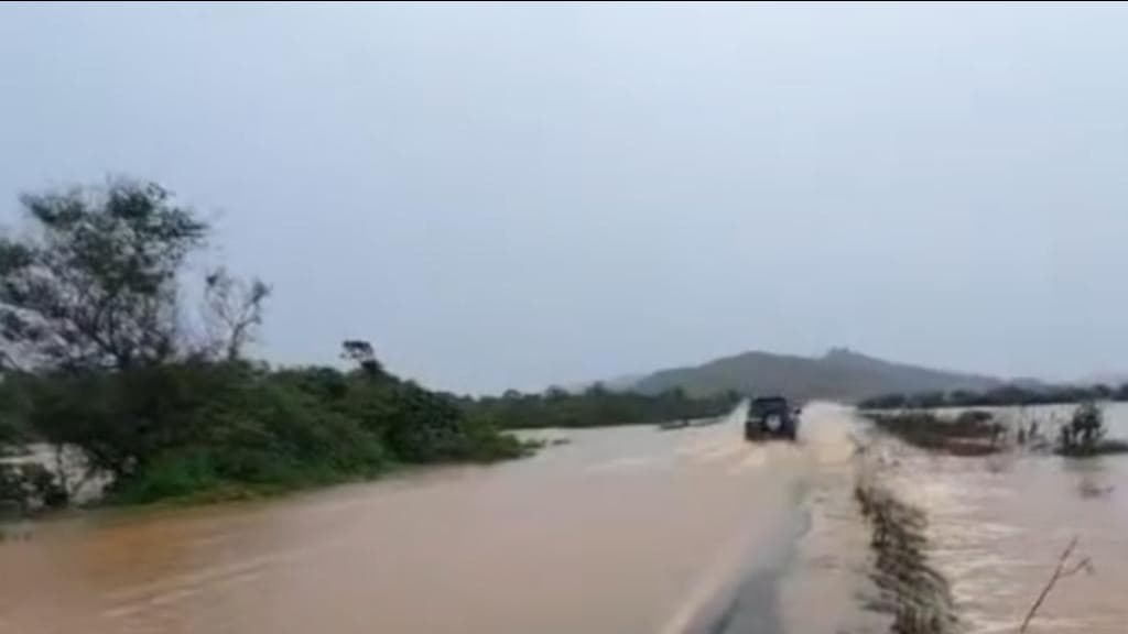 Trecho da SC-449 vira “rio” após forte chuva