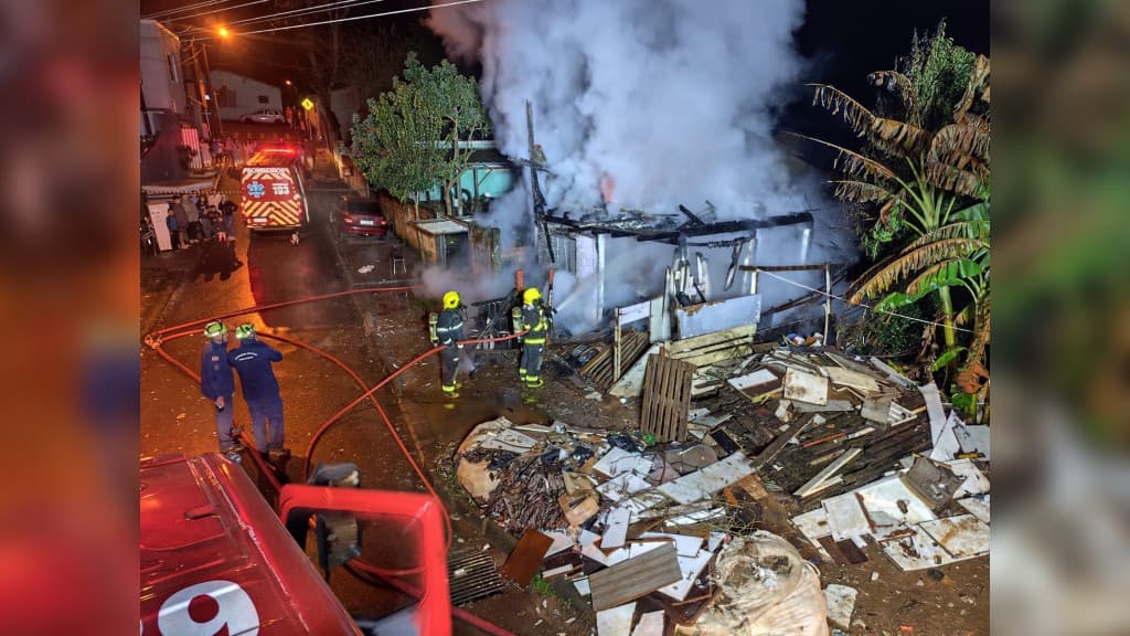 Morador acorda com casa pegando fogo e pula do 2° andar para se salvar