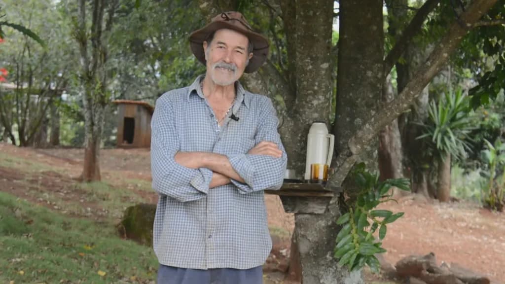 Idoso serve café quente para aquecer coletores de lixo há 15 anos