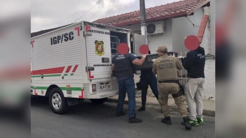 Mulher encontra corpo de irmão morto dentro de residência