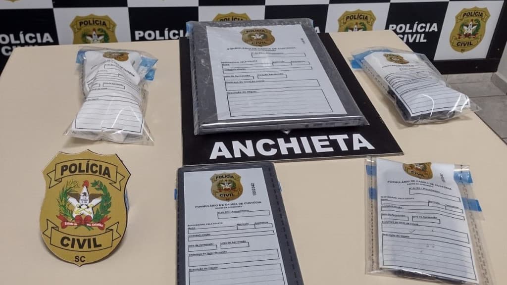 Adolescente suspeito de realizar montagens pornográficas com outros menores tem celular apreendido