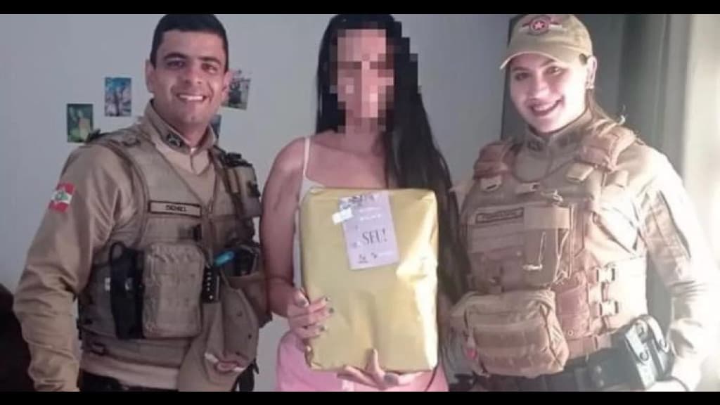 Vítima de tentativa de feminicídio emociona ao comemorar aniversário com policiais