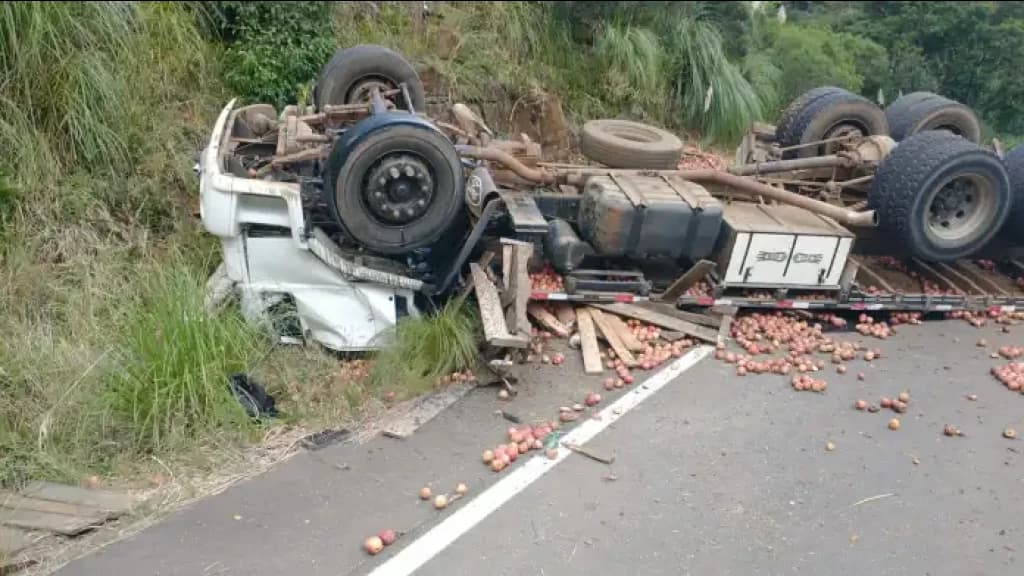 Caminhão tomba carregado de maças e mata duas pessoas na SC-390