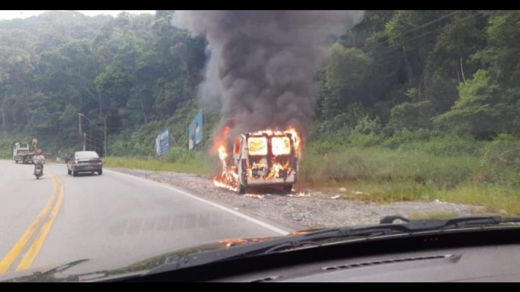 Van pega fogo na SC-108, em Brusque