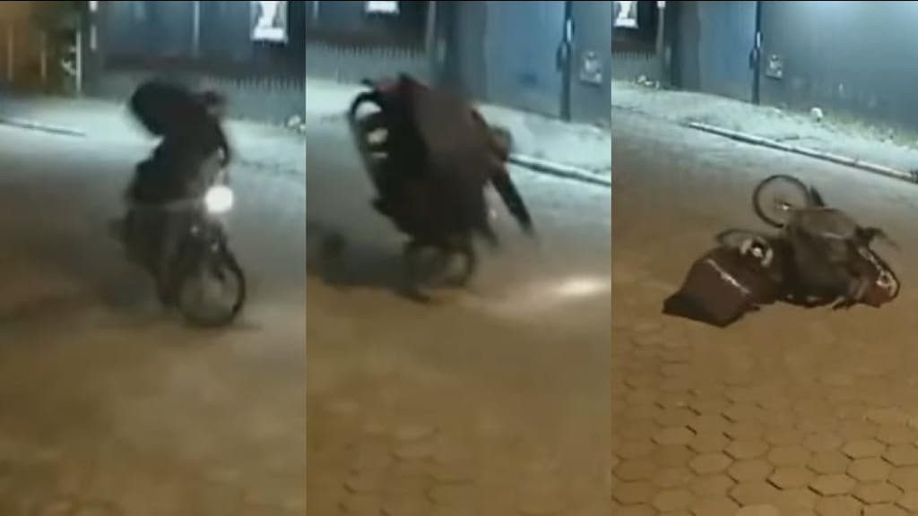 Motoboy “voa” e fica ferido após cair em buraco sem sinalização