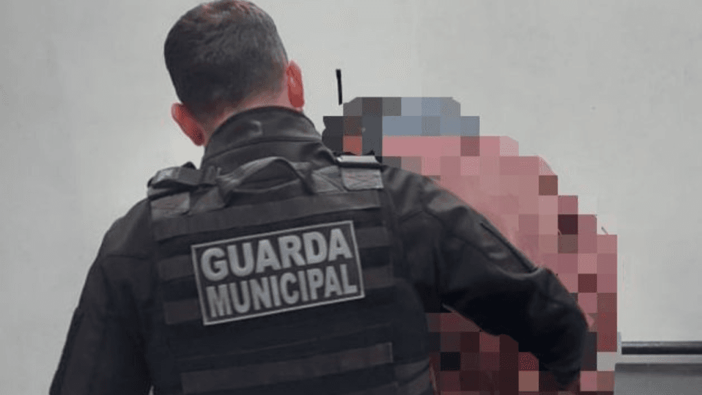 Denúncia leva à prisão de homem flagrado com a mão na genitália em praça de Rio do Sul
