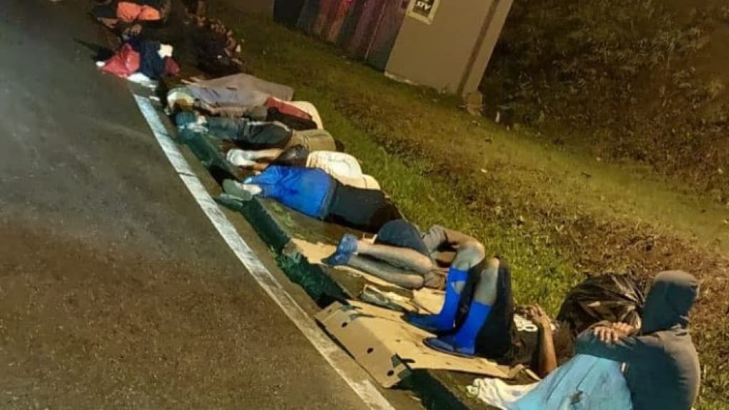 PM conduz moradores de rua para fora de Itajaí