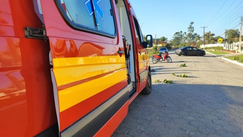 Moradora de São João Batista sofre acidente de moto após passar por lombada em Canelinha
