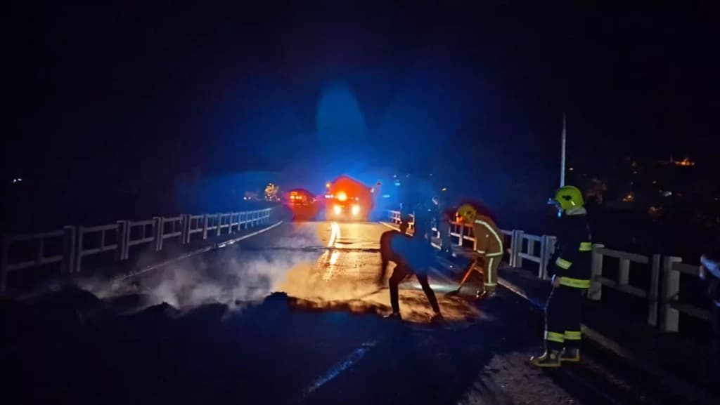 BR-470 é interditada durante a madrugada; incêndio foi registrado