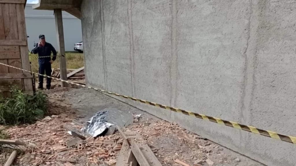 Homem morre após cair de edifício em construção