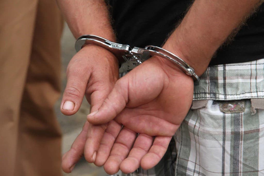 Homem é preso após agredir e ameaçar cortar as mãos de esposa com facão