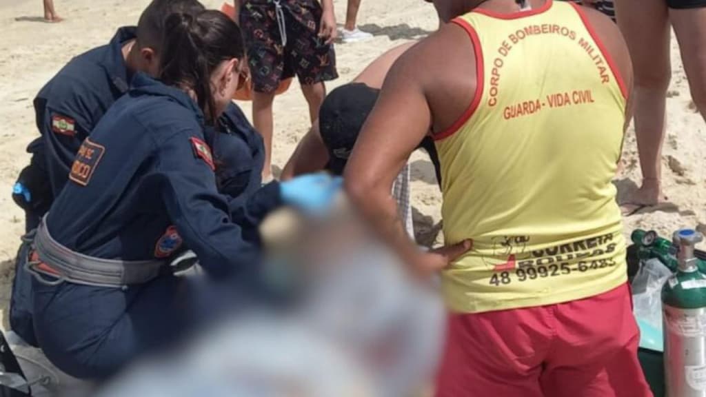 Surfistas resgatam banhista durante afogamento em praia de Florianópolis