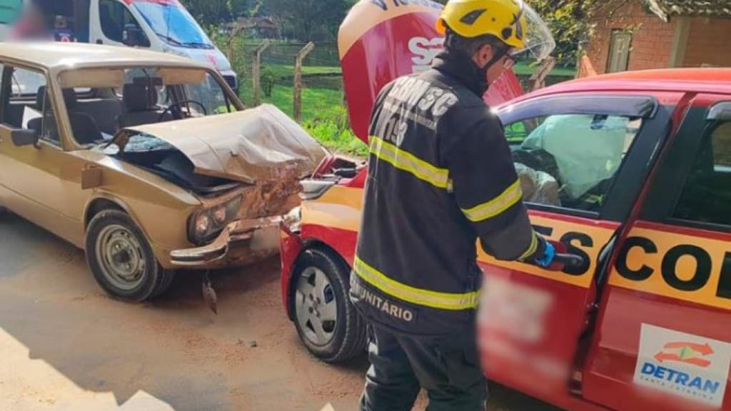 Colisão entre carro de autoescola e Brasília mobiliza bombeiros