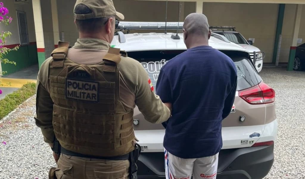 Homem que devia pensão ao filho é flagrado passeando na Meia Praia