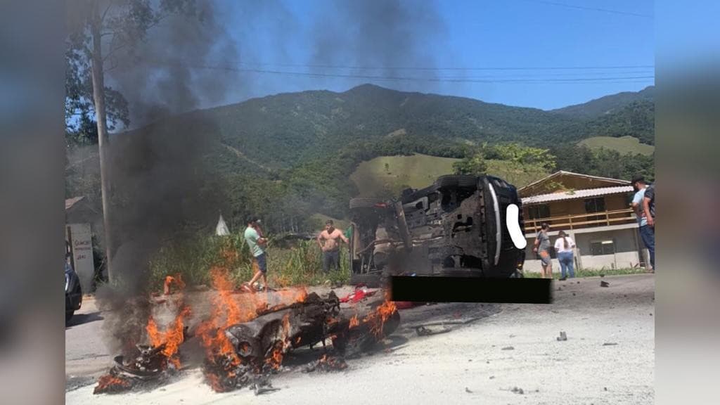 Moto pega fogo após colisão com carro e motociclista morre na BR-282, em  Águas Mornas