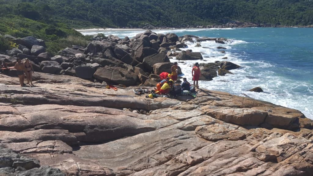 Mulher é socorrida pelo Arcanjo após se afogar em praia do Litoral de SC