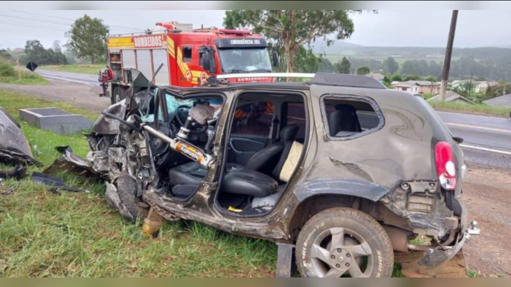 Motorista fica preso às ferragens após colidir contra muro
