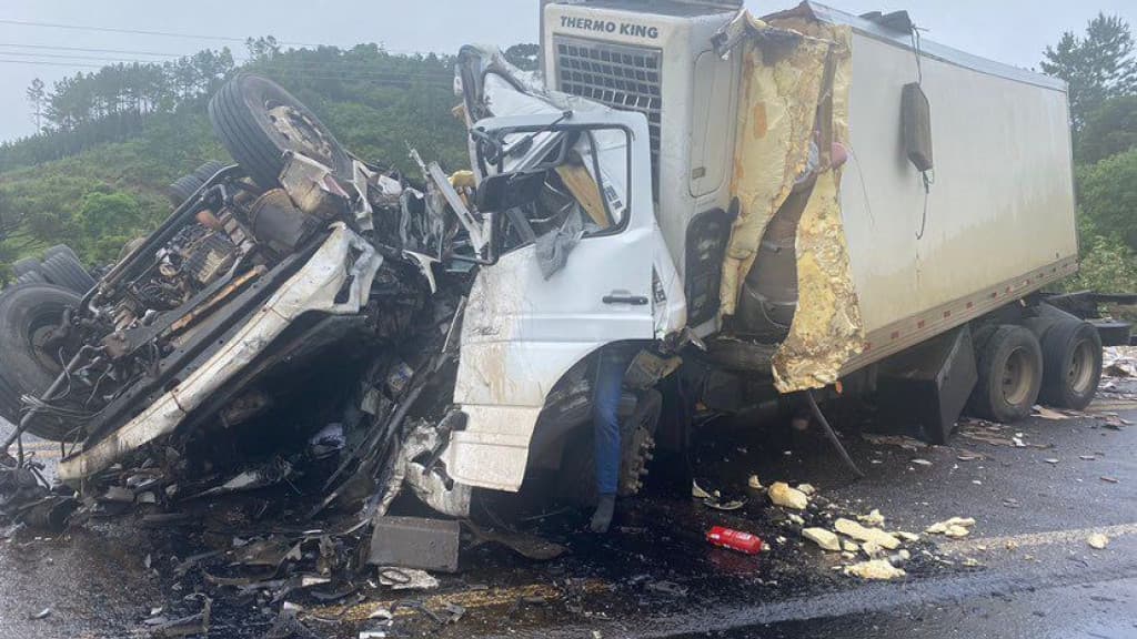 Acidente grave na BR-282 deixa pelo menos dois mortos