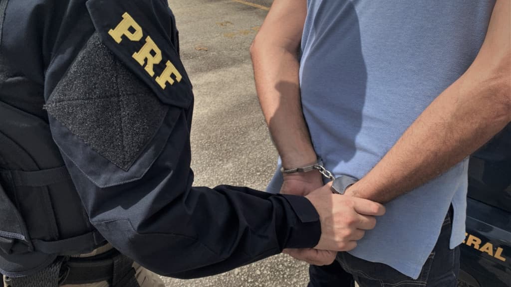 Homem procurado por roubo, tráfico de drogas e homicídio é preso na BR-101 em Itapema