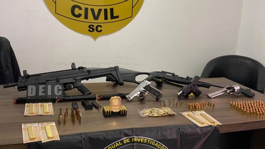 Empresário é preso com arsenal de armas em Itajaí