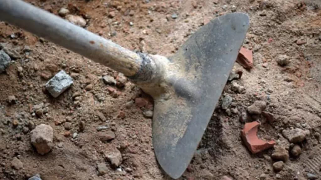 Mulher fica com ferimentos graves após ser atacada com enxada por ex-companheiro