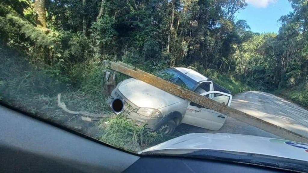 Jovem perde controle do carro e se choca contra poste de concreto