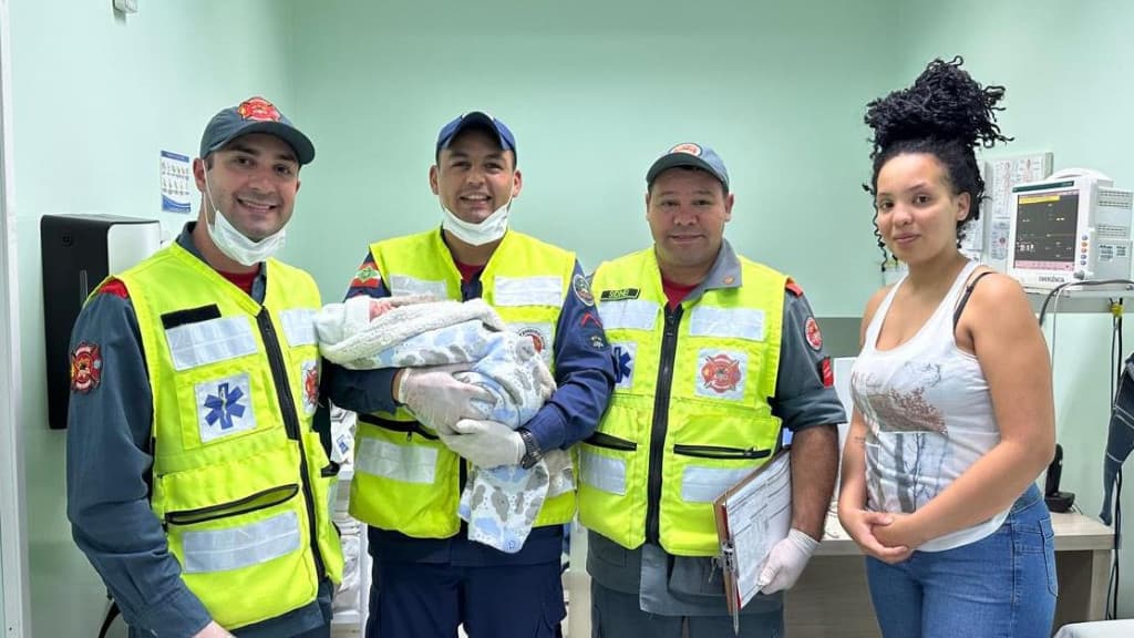 Bebê engasgado com leite materno volta a respirar após ser salvo por bombeiros