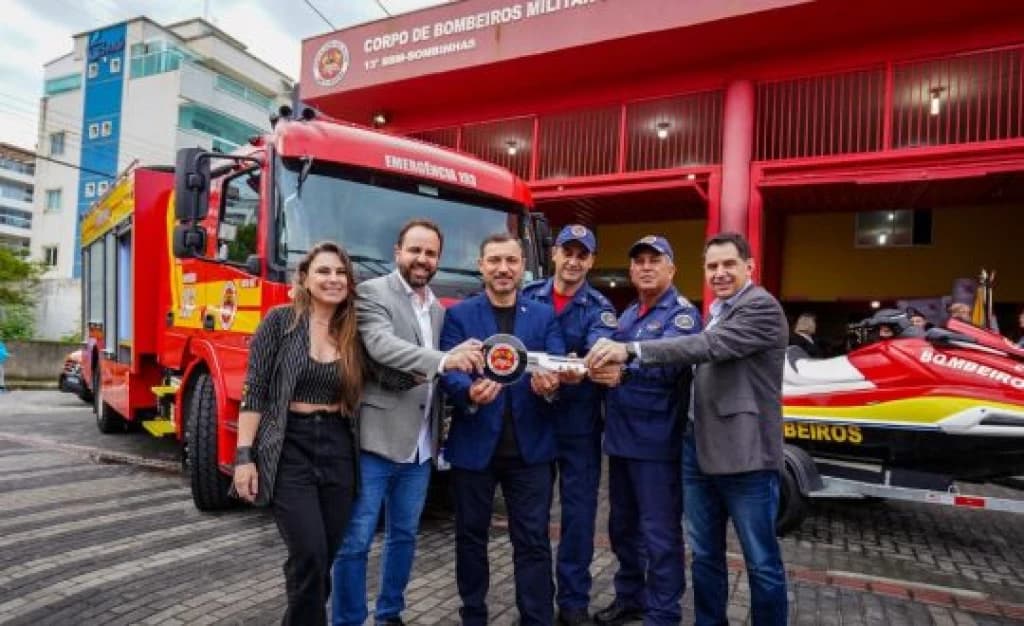 Governo entrega novo caminhão de resgate para bombeiros de Bombinhas