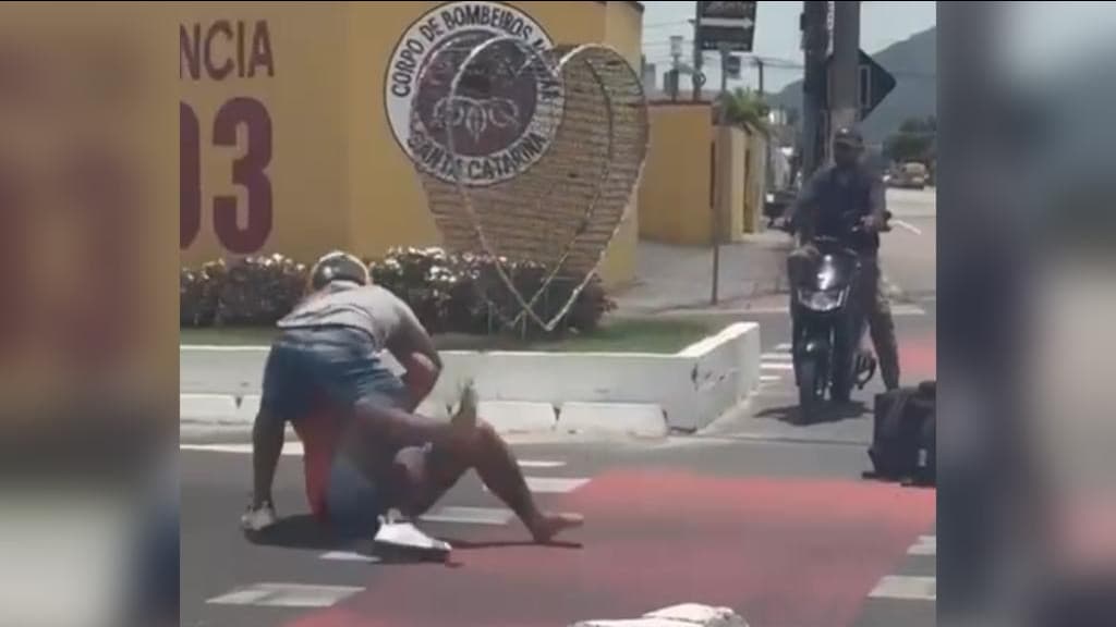 Motorista e motoboy trocam socos durante briga de trânsito, em Itapema