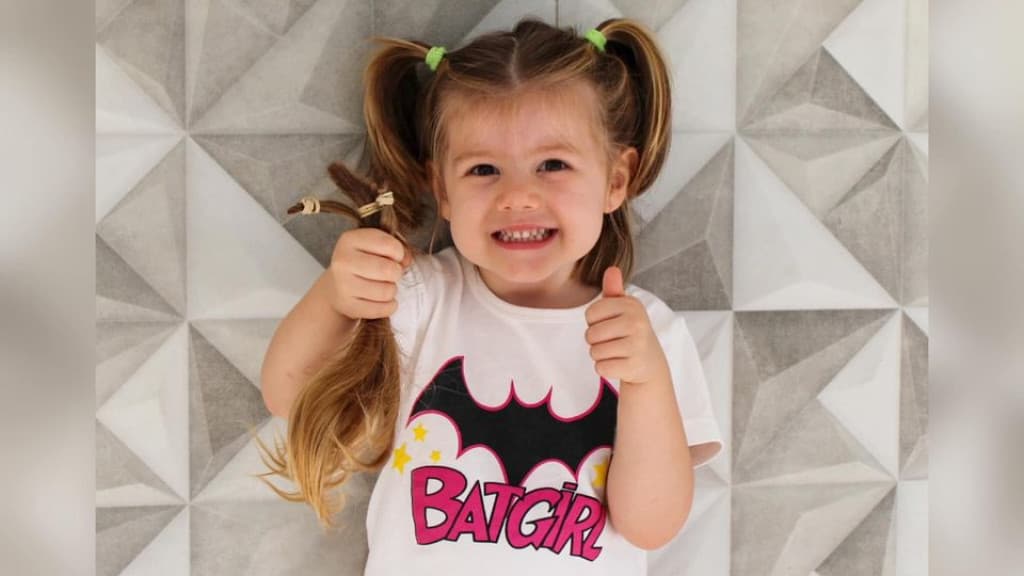 Menina de 3 anos doa cabelos para mulheres com câncer em SC