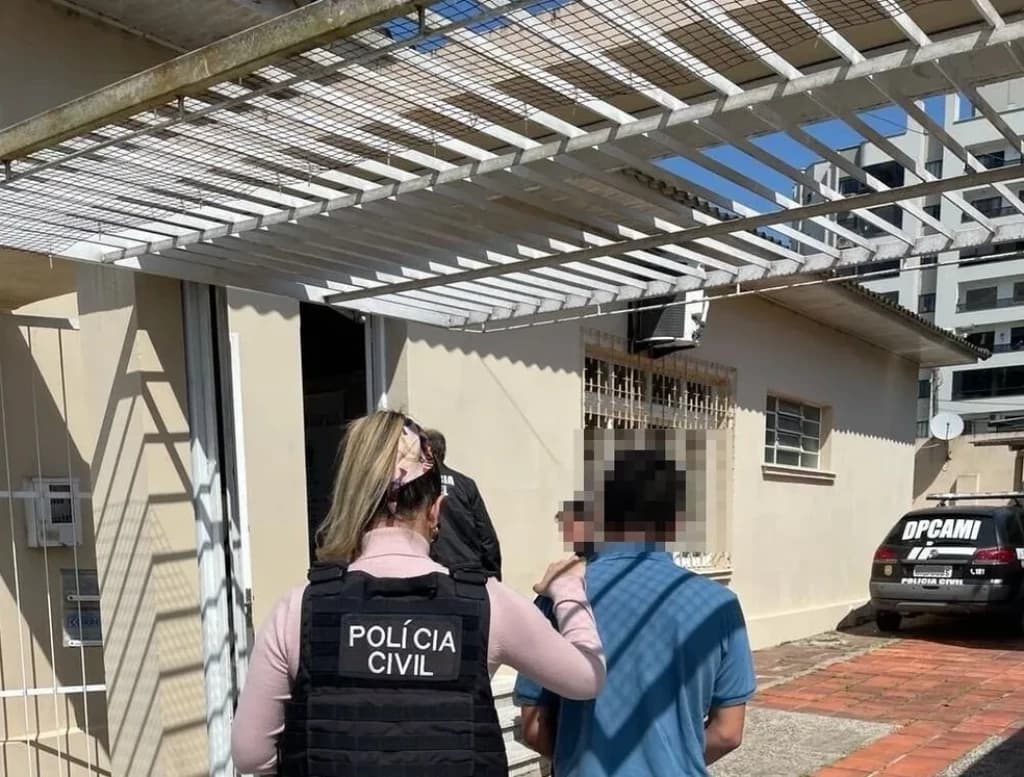 Procurado por torturar e estuprar adolescente é preso em casa de pastor em SC